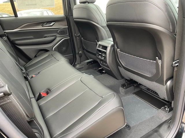 New 2026 Diamond Black Crystal Pearlcoat Jeep Limited image 10