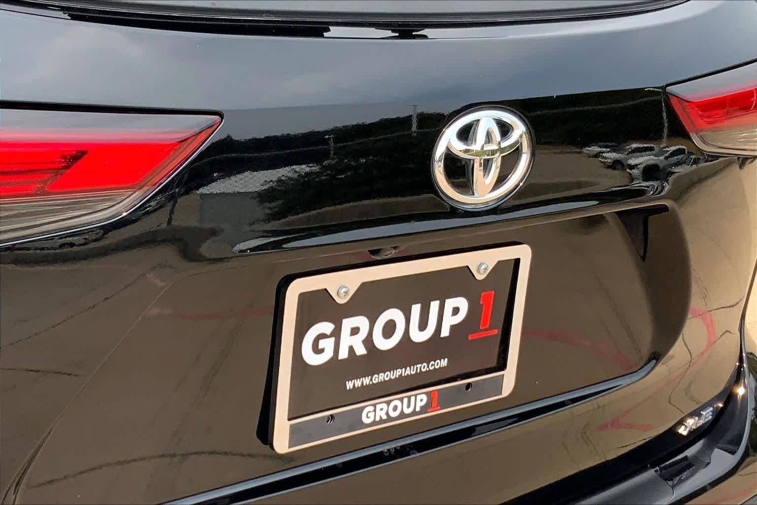 Used 2021 Midnight Black Metallic Toyota XLE image 31