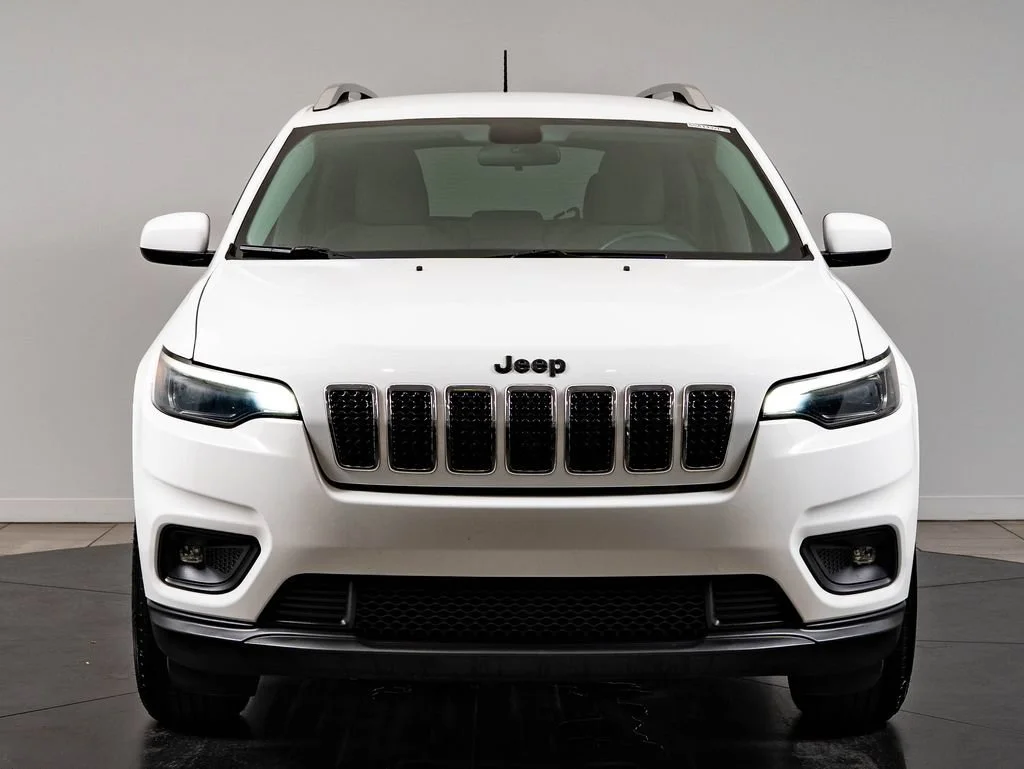 Used 2019 Bright White Clear Coat Jeep Latitude image 2