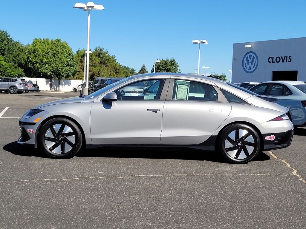 Used 2024 Silver Hyundai SE image 9