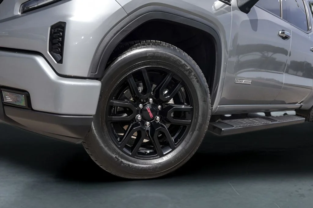 Used 2025 Silver GMC Elevation image 4
