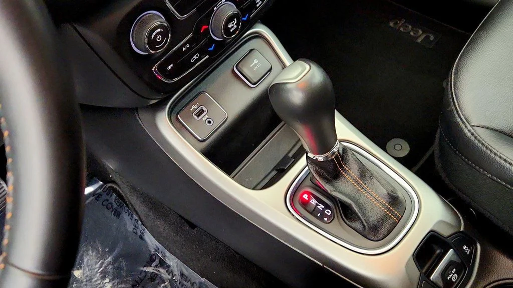 Used 2019 Redline Pearlcoat Jeep Latitude FWD image 16