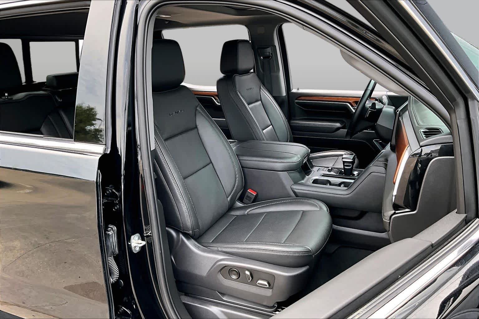 Used 2023 ONYX BLACK GMC Denali image 9