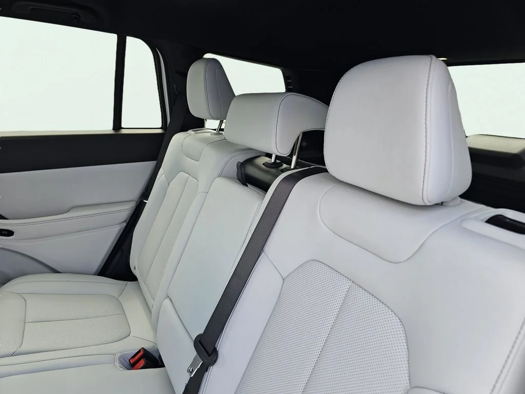 New 2026 Bright White Clear-Coat Exterior Paint Jeep Limited image 32