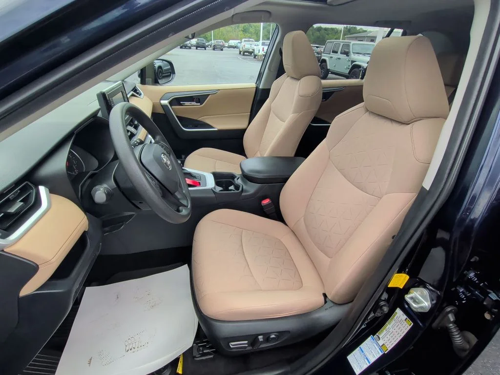 Used 2019  Toyota XLE image 11