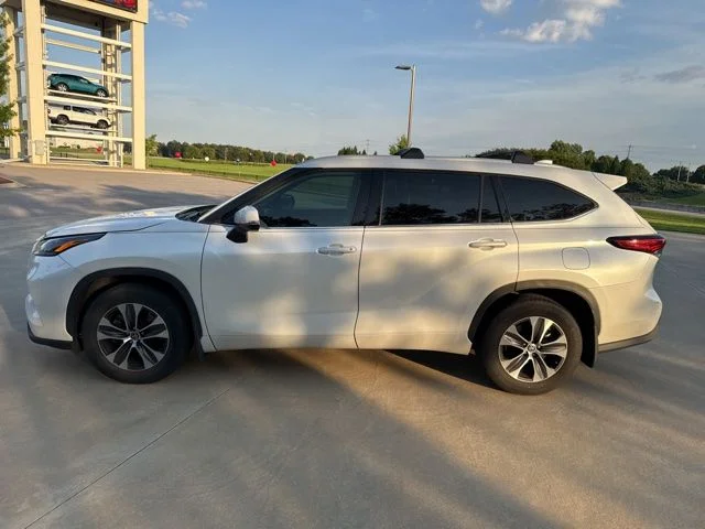 Used 2022 Pearl Toyota XLE image 7
