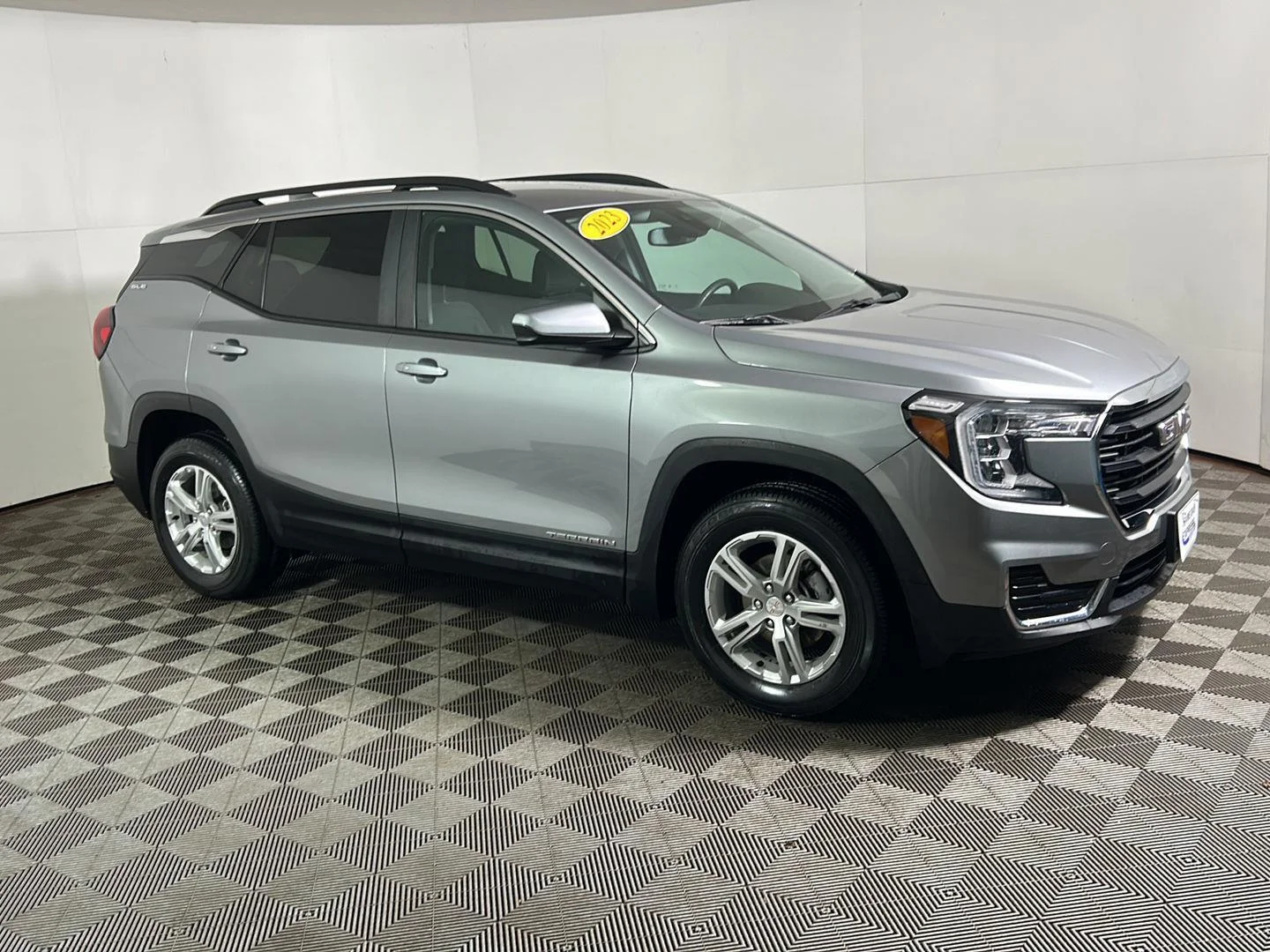 Used 2023 Sterling Metallic GMC SLE image 9