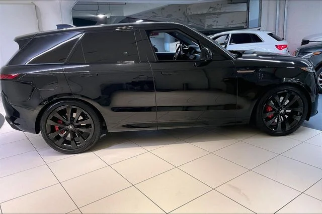 Used 2023 Black Land Rover First Edition image 9