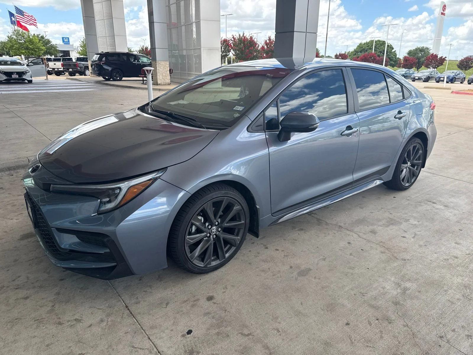 Used 2025  Toyota SE image 1