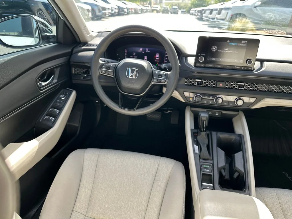 Used 2025 White Honda SE image 31