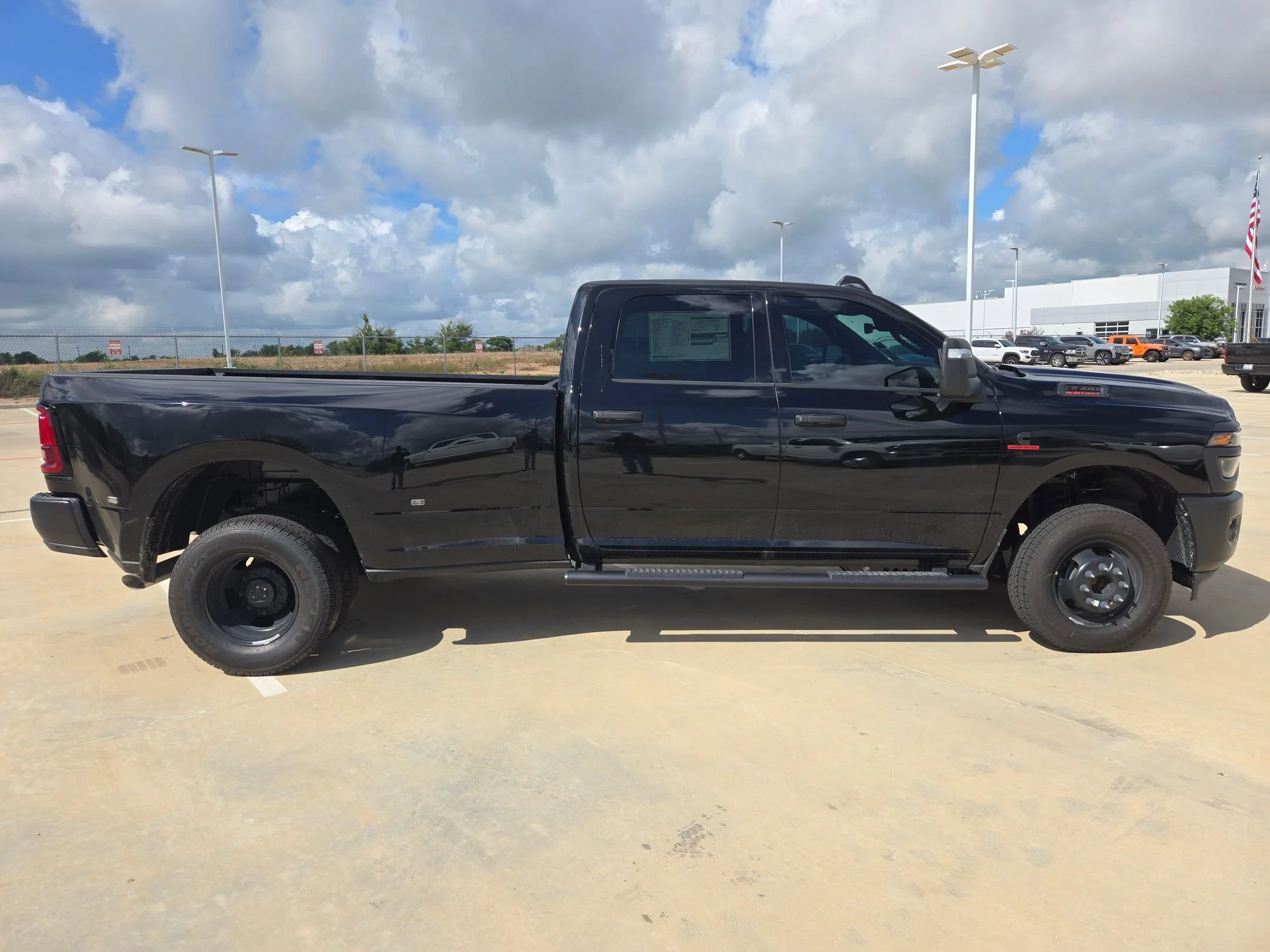 New 2026 Diamond Black Crystal Pearl-Coat Exterior Paint RAM Tradesman image 2