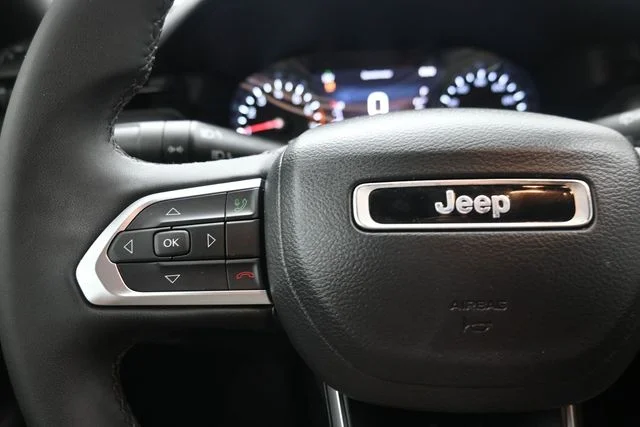 Used 2025 Silver Jeep Latitude image 23