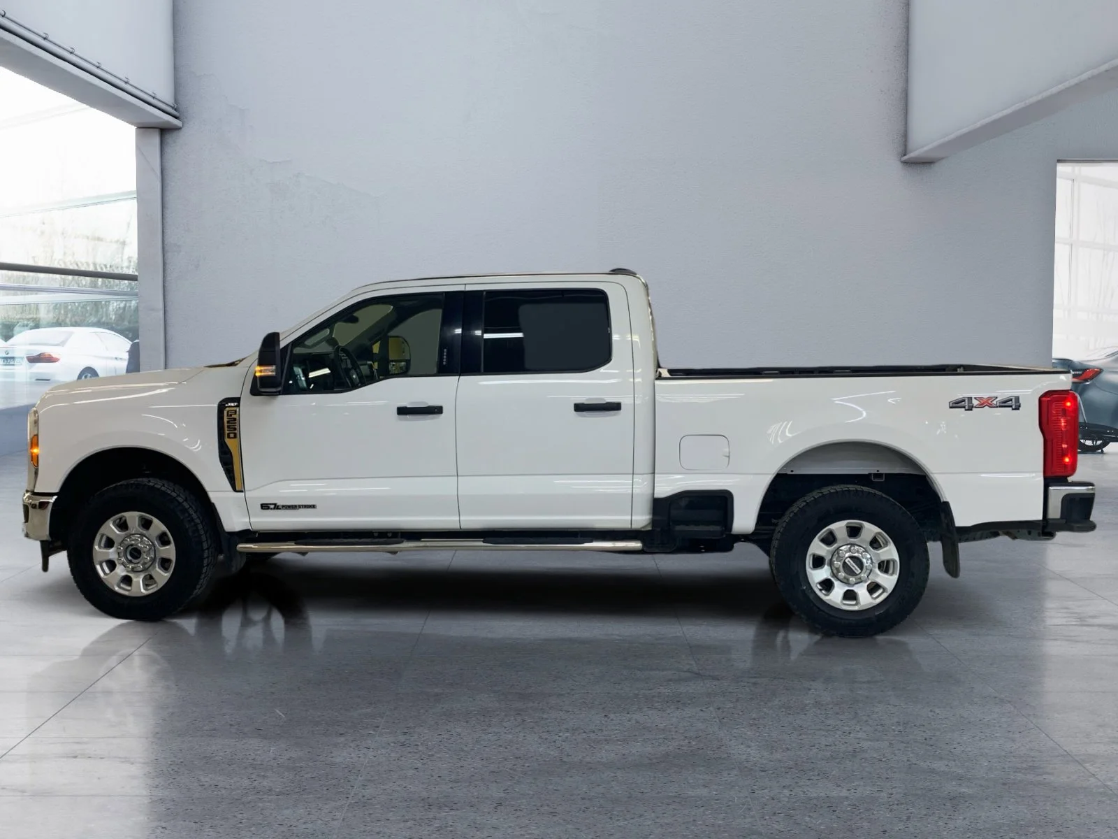 Used 2024 Oxford White Ford XLT image 2