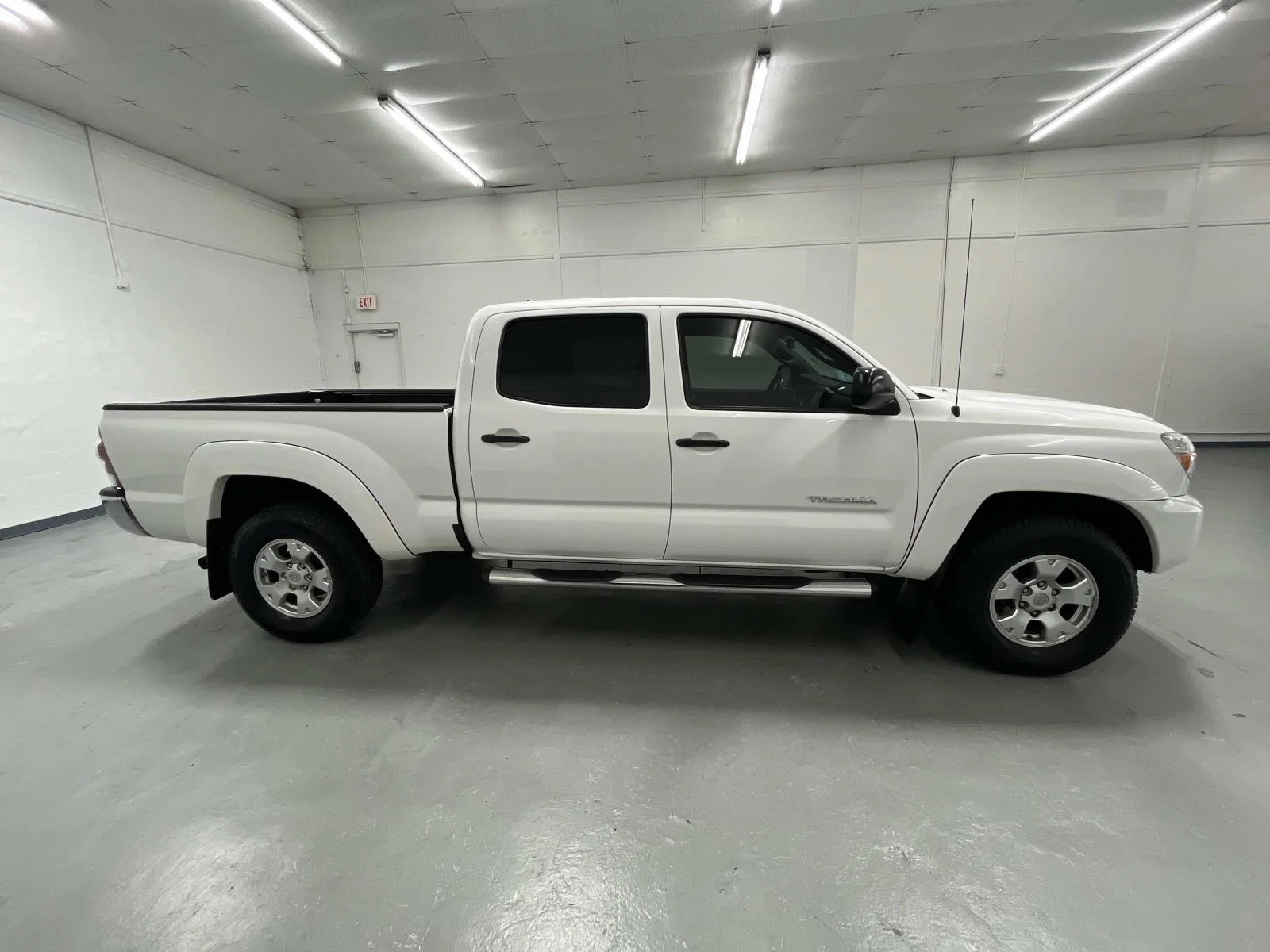 Used 2014 Super White Toyota Double Cab SR5 4.0L V6 4x4 image 2