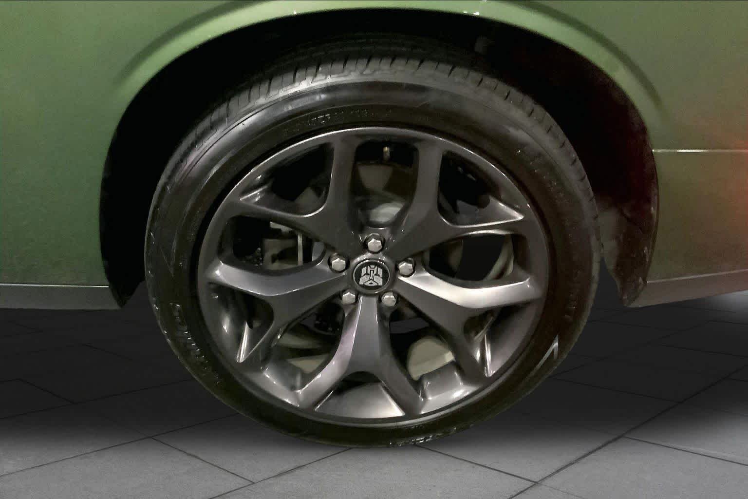 Used 2019 F8 Green Dodge SXT image 9