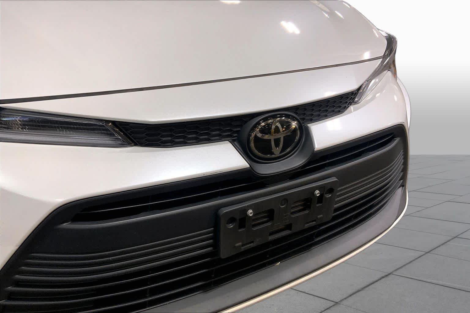 Used 2024 Wind Chill Pearl Toyota LE image 29