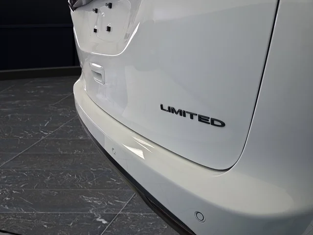 New 2026 Bright White Clear-Coat Exterior Paint Chrysler Limited image 38