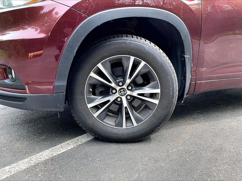 Used 2016 Red Toyota XLE V6 image 4
