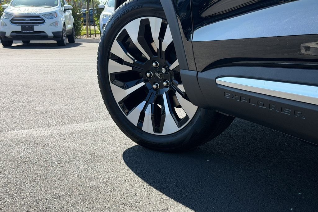 New 2026 Agate Black Metallic Ford Platinum™ image 9