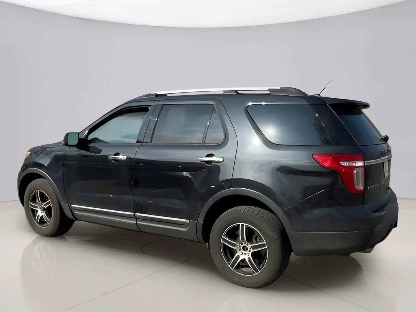 Used 2013 Black Ford LIMITED image 3