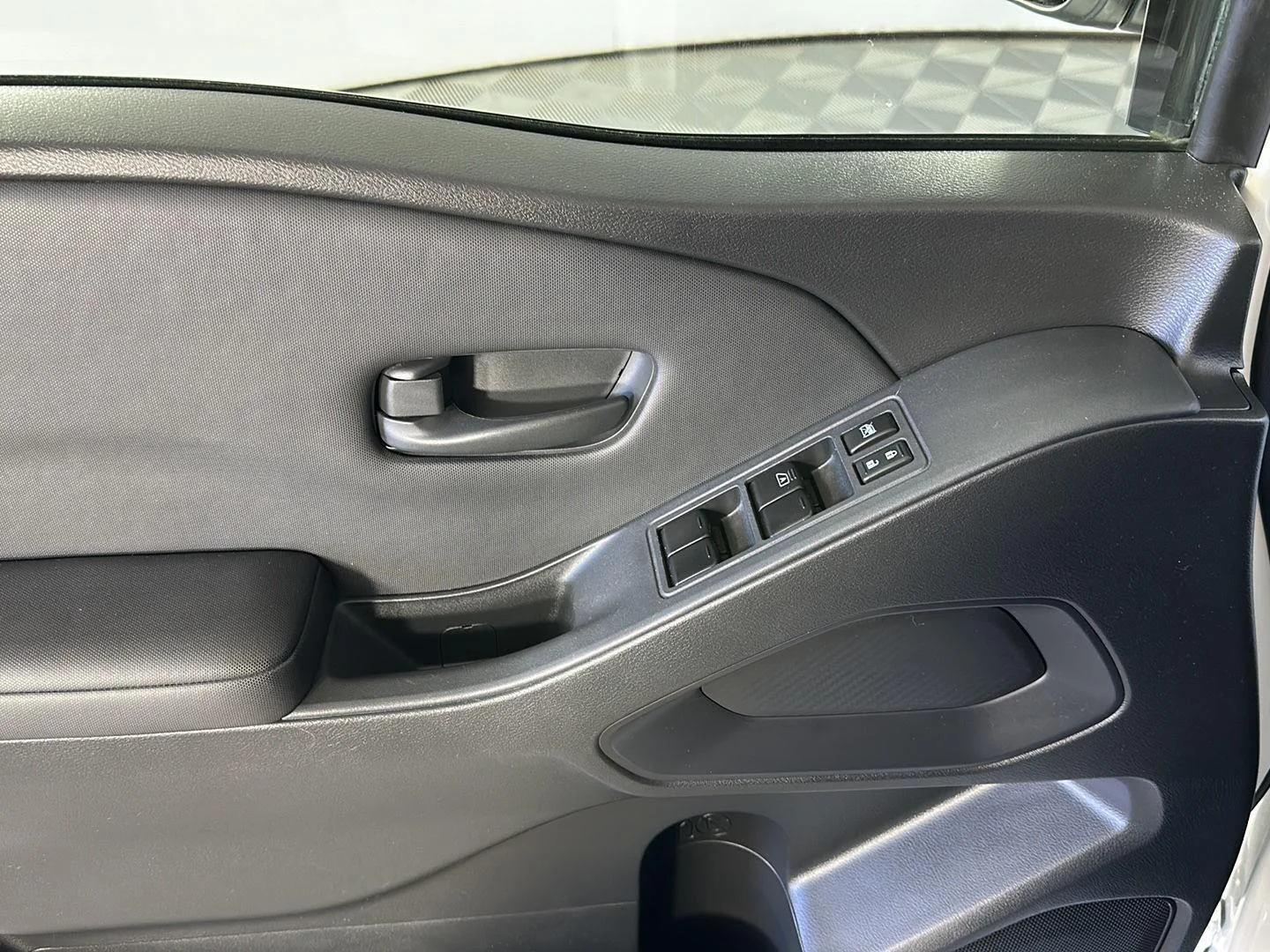 Used 2022 Glacier White Nissan S image 9