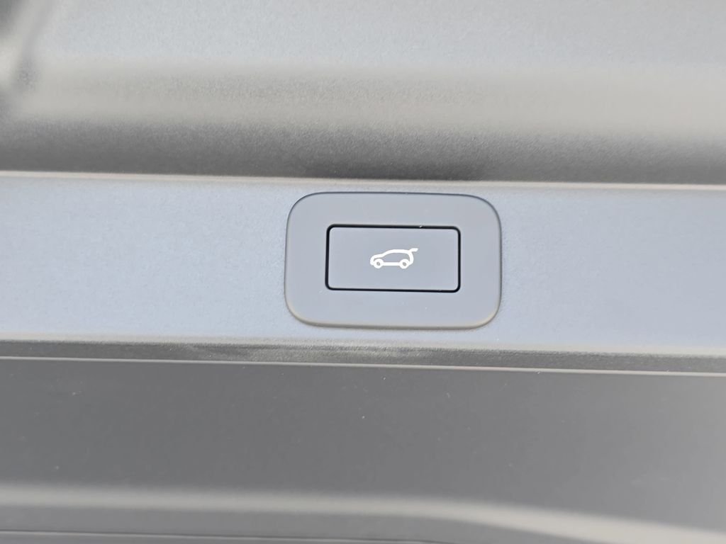 New 2026 Ostuni Pearl White LAND ROVER SE LWB 7-Seats / V8 image 14