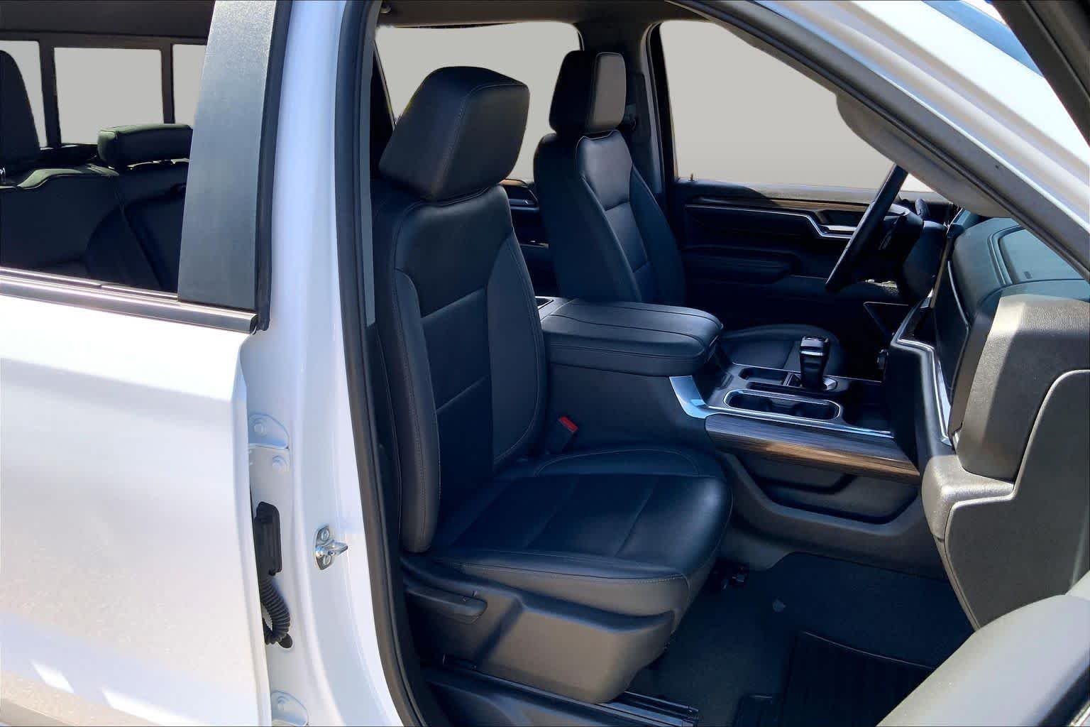 Used 2025 Summit White Chevrolet RST image 9