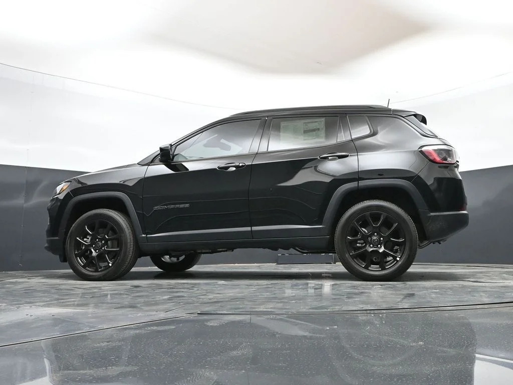 New 2026 Diamond Black Crystal Pearl-Coat Exterior Paint Jeep Latitude image 47
