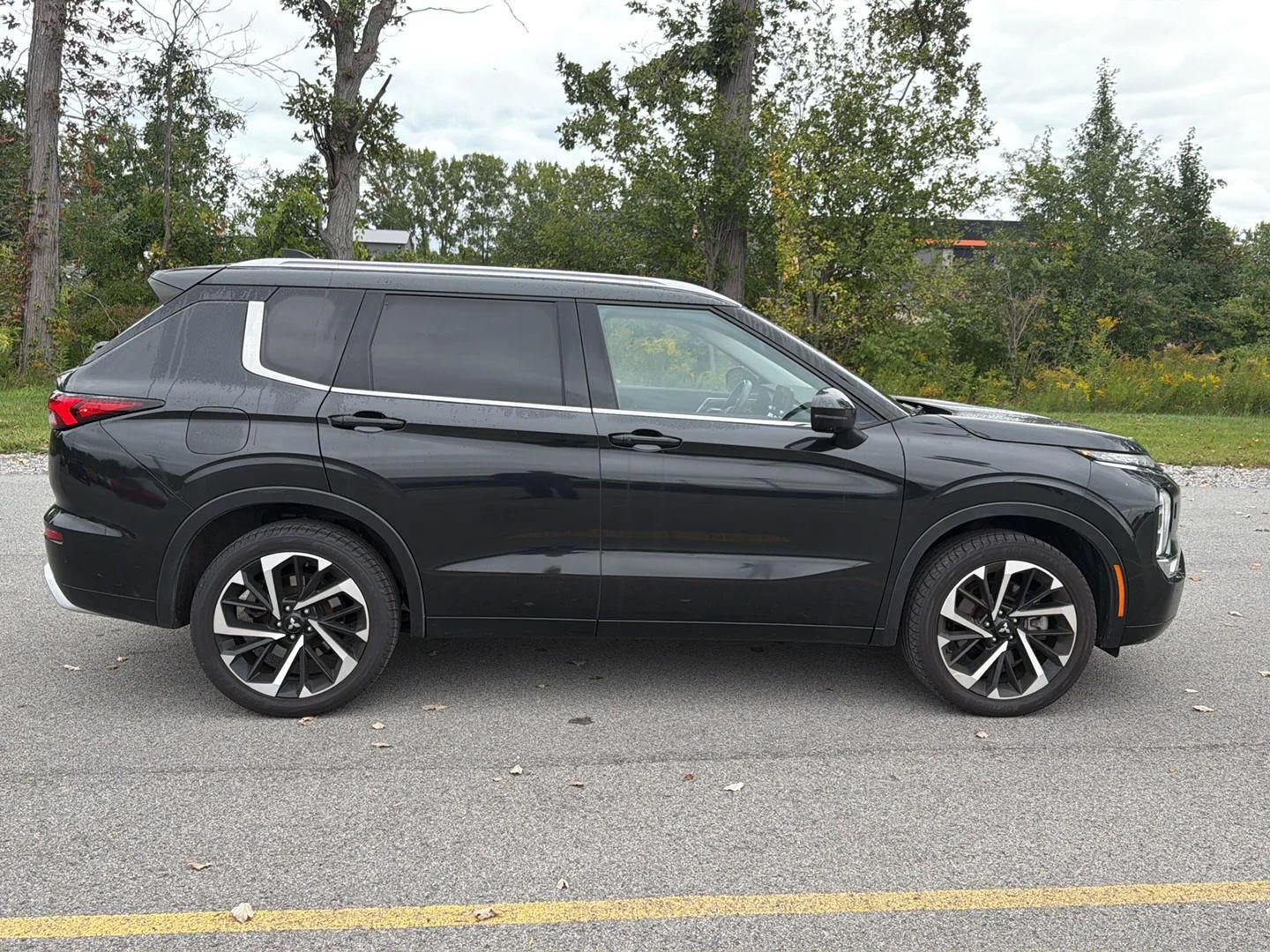 Used 2022 Black Diamond Mitsubishi SEL image 2