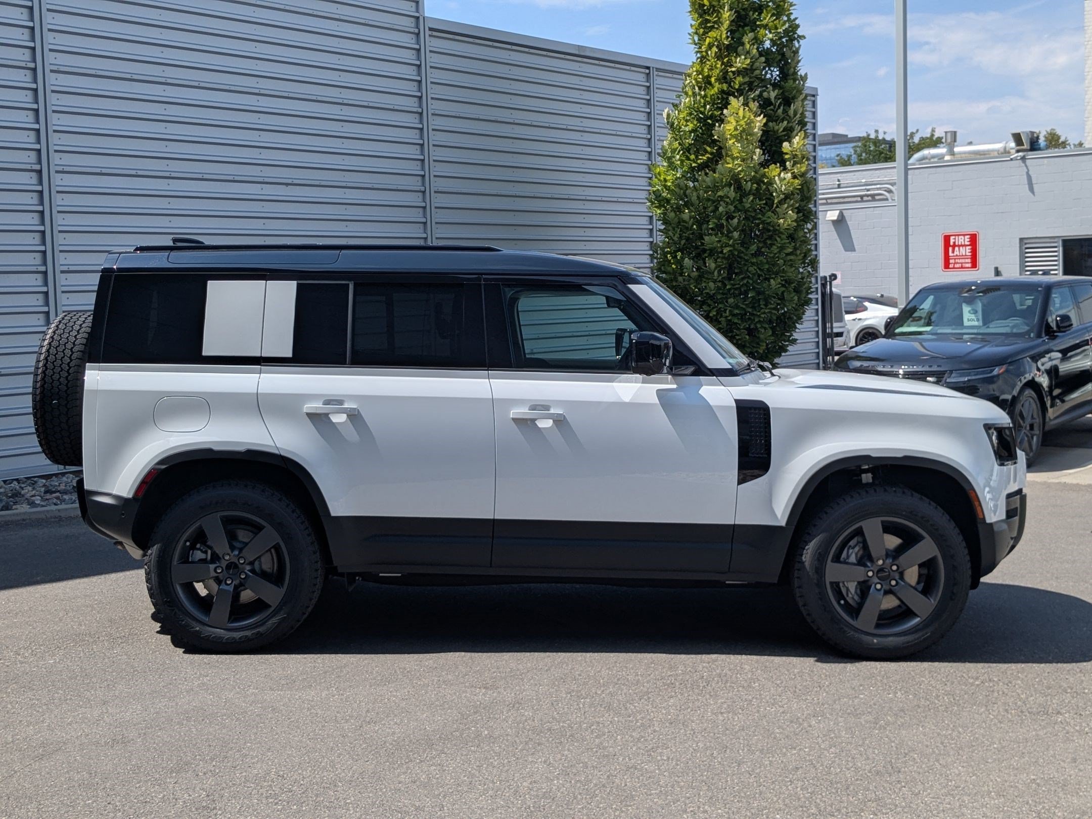 New 2026 Fuji White Land Rover P300 S image 4