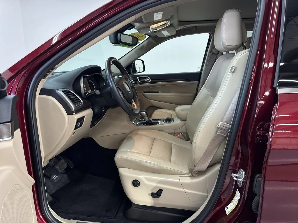 Used 2018 Velvet Jeep Limited image 12