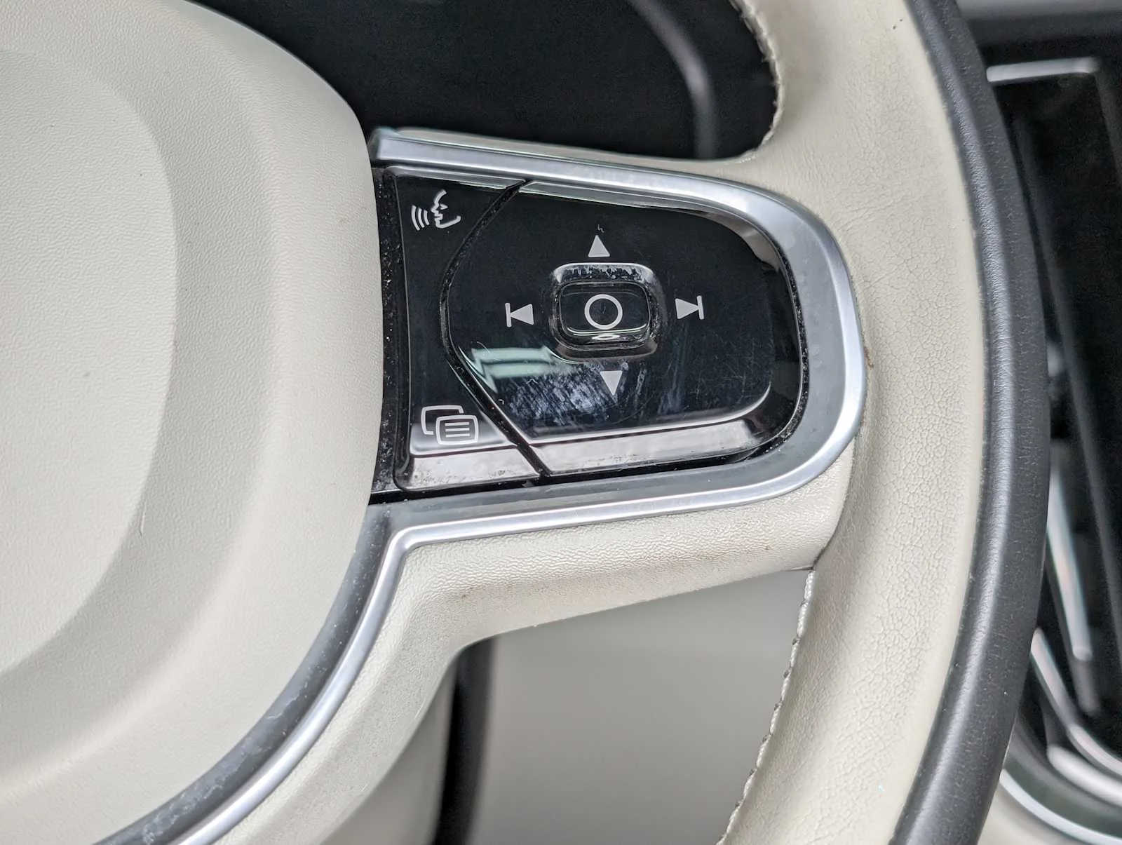 Used 2020  Volvo Momentum image 36