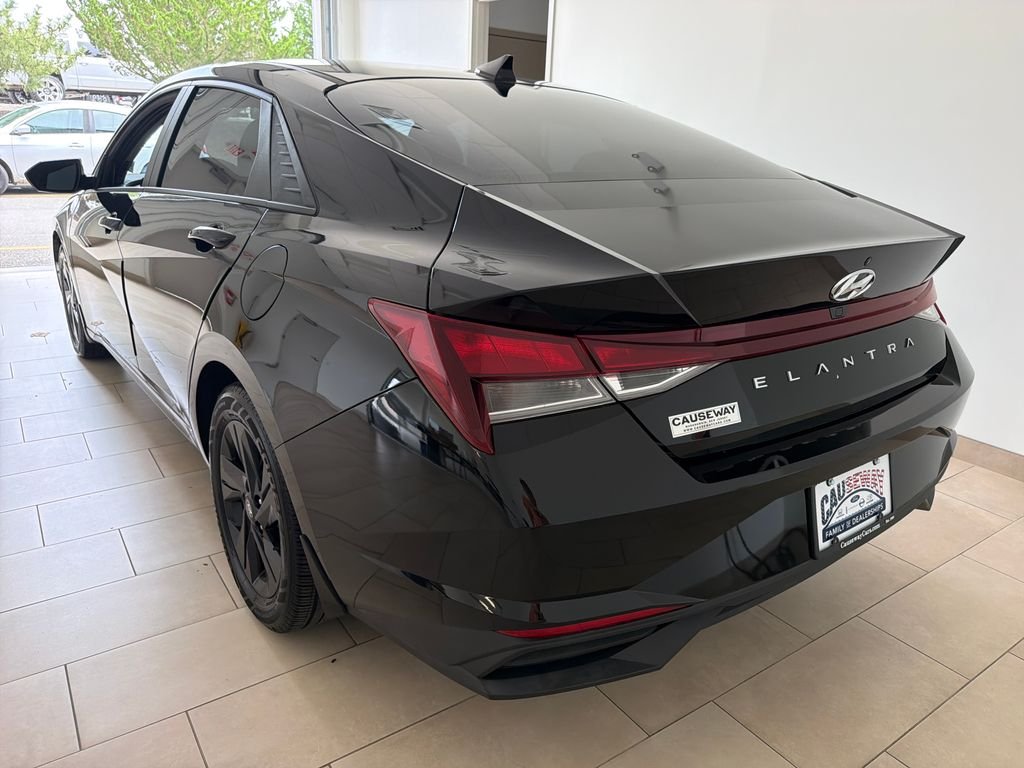 Used 2022 Black Hyundai SEL image 5