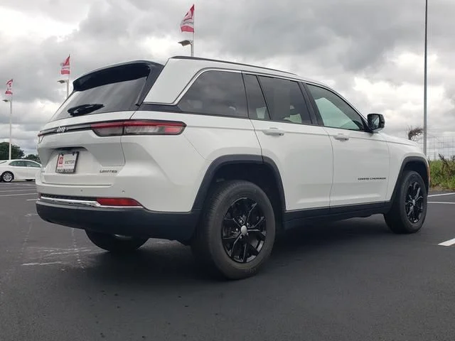 Used 2023  Jeep Limited image 5