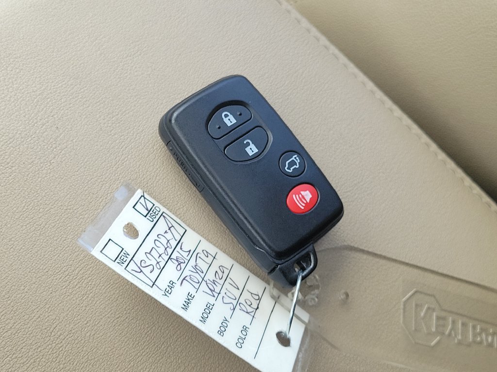 Used 2015 Red Toyota XLE image 29