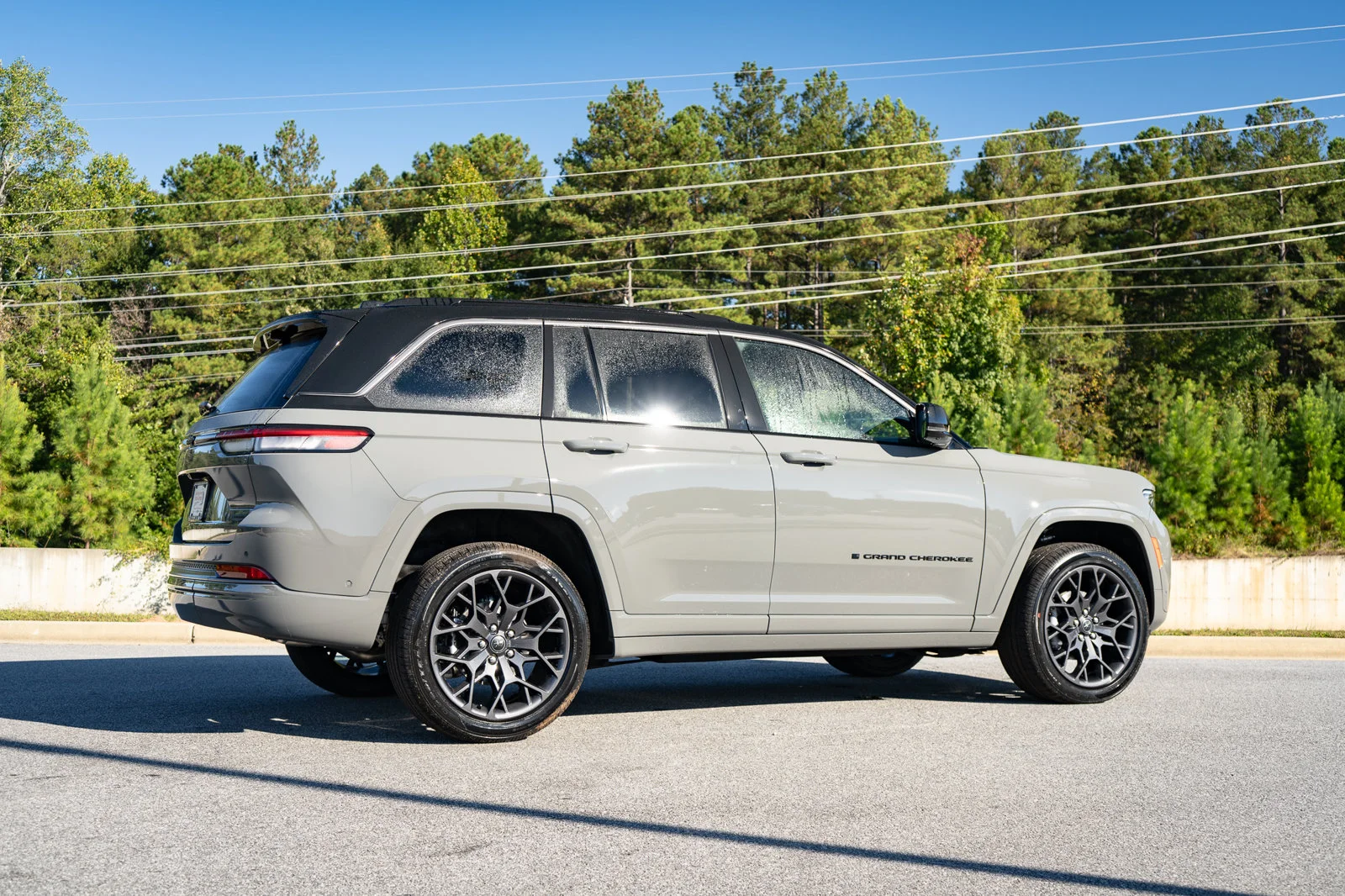 New 2027 Sting-Gray Clear-Coat Paint Jeep Summit image 18