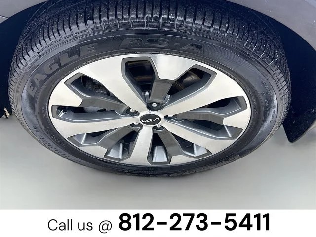 Used 2022 White Kia S image 33