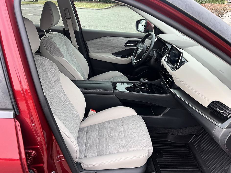 Used 2022 Scarlet Ember Tintcoat Nissan SV image 16