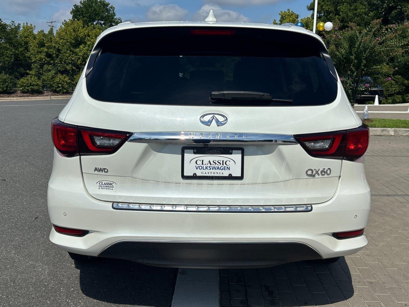 Used 2020 Majestic White INFINITI LUXE image 4