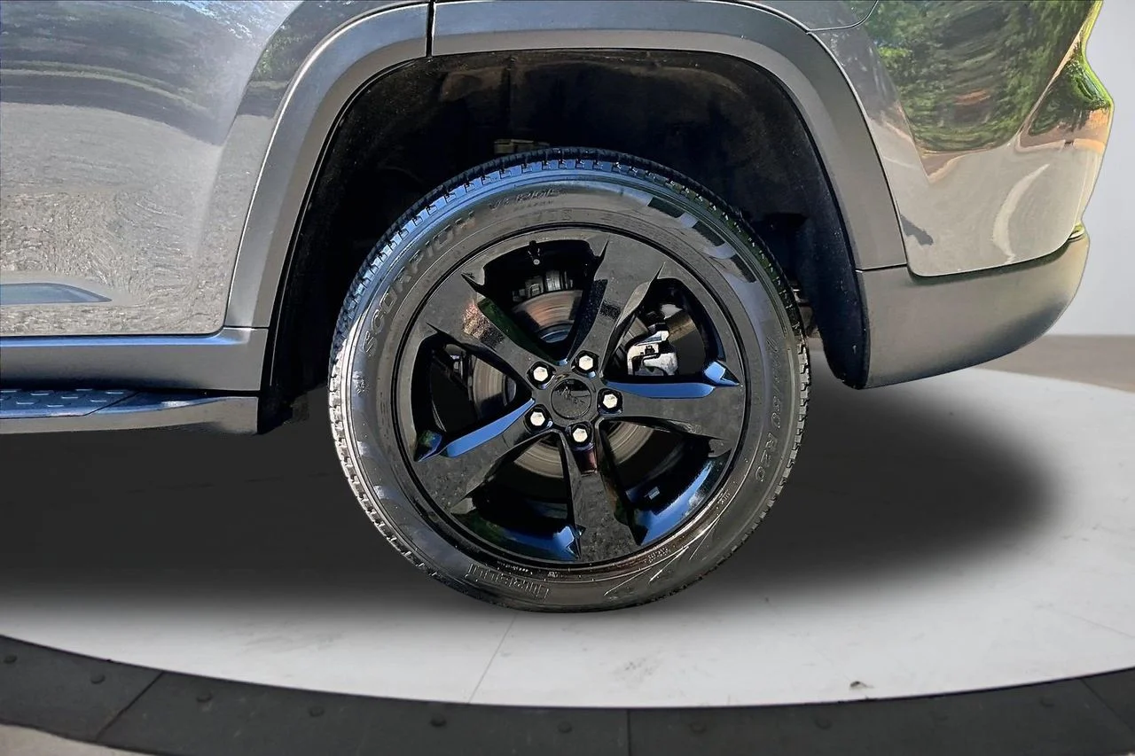 Used 2023 Gray Jeep Limited image 35