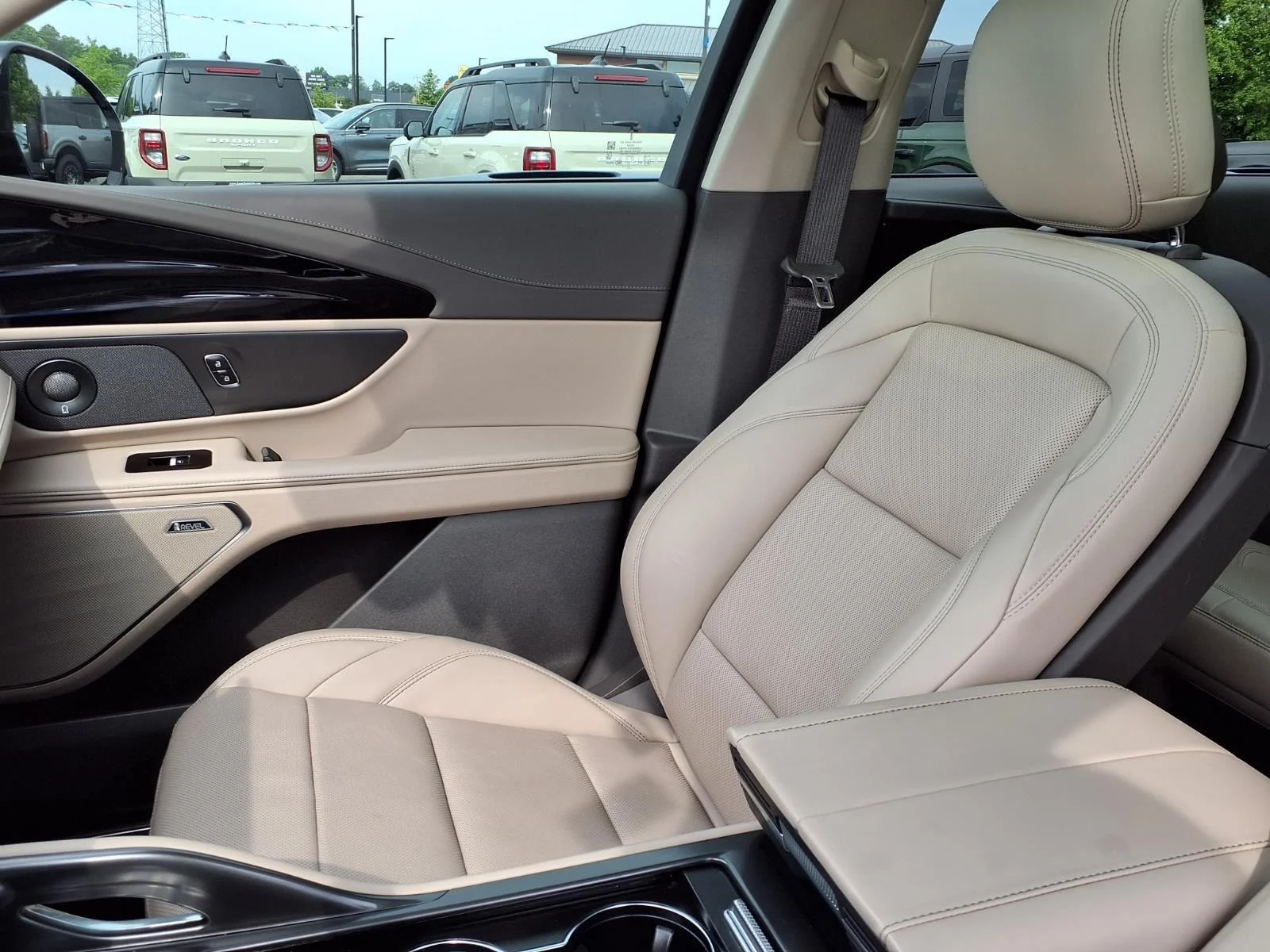 Used 2025 White Platinum Metallic Tri-Coat Lincoln Premiere image 21
