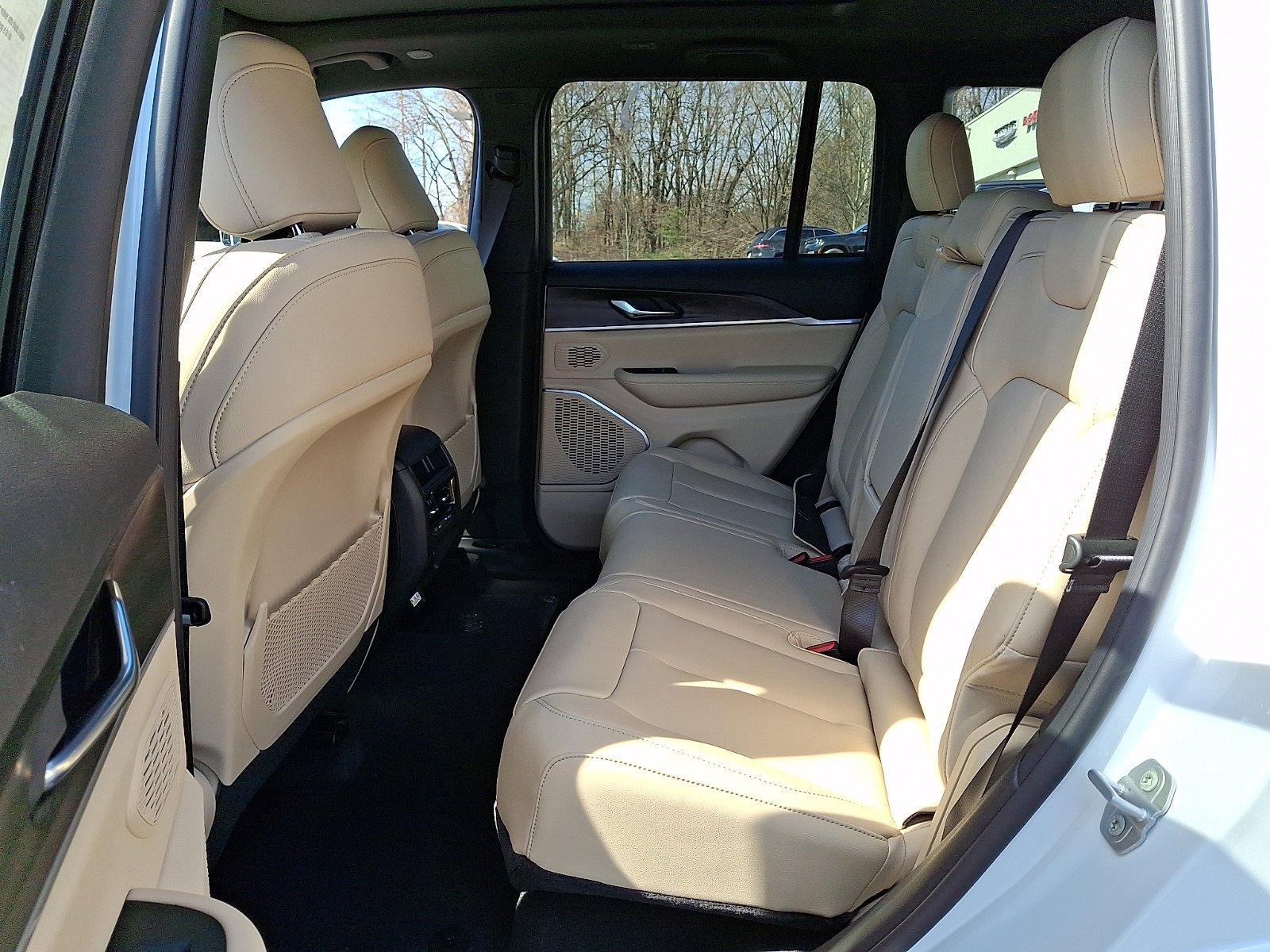 New 2026 Bright White Clear-Coat Exterior Paint Jeep Limited image 6