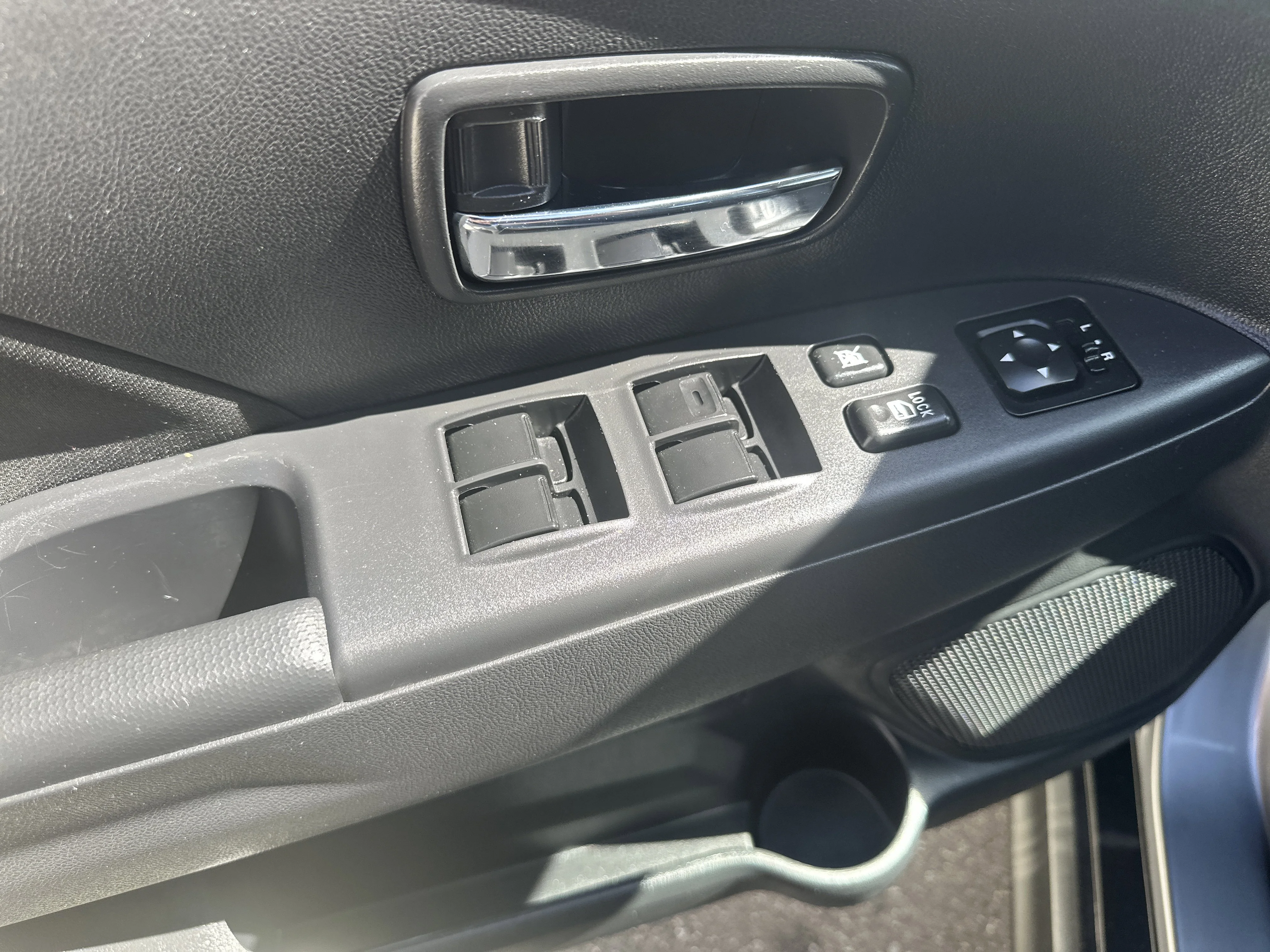 Used 2025  Mitsubishi ES image 9