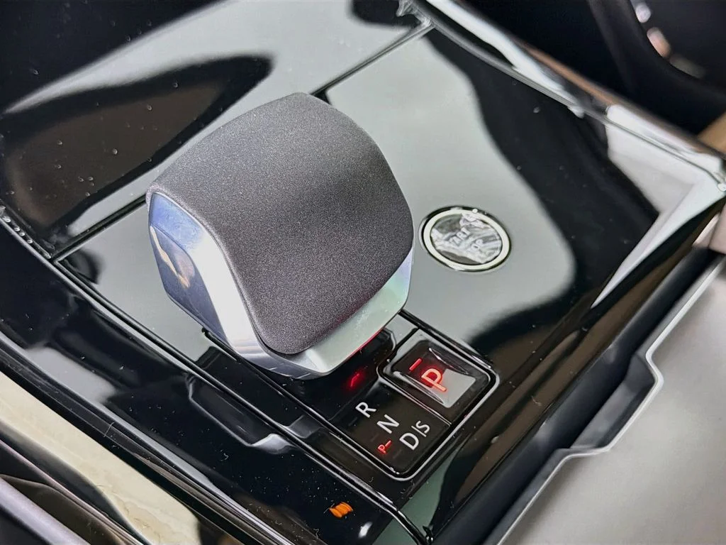New 2026 Ostuni Pearl White Land Rover Dynamic SE image 17