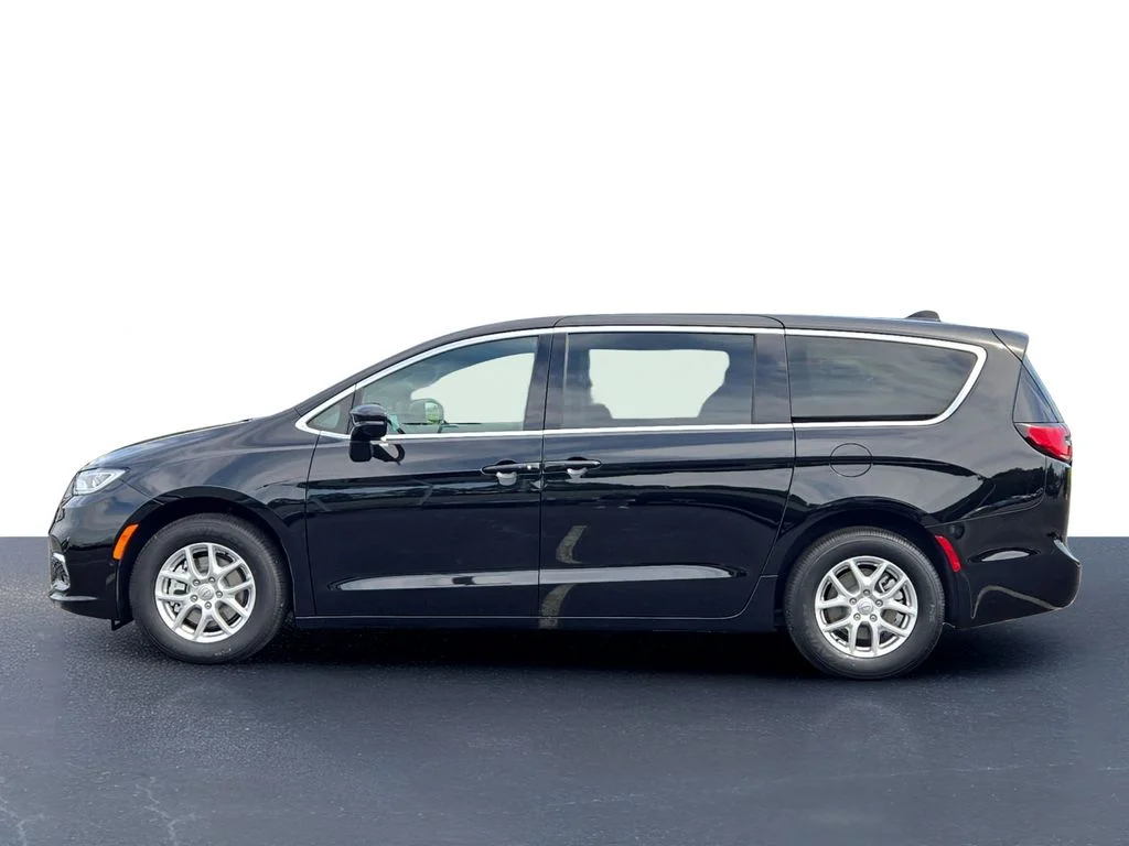 New 2026 Diamond Black Crystal Pearl-Coat Exterior Paint Chrysler Select image 8