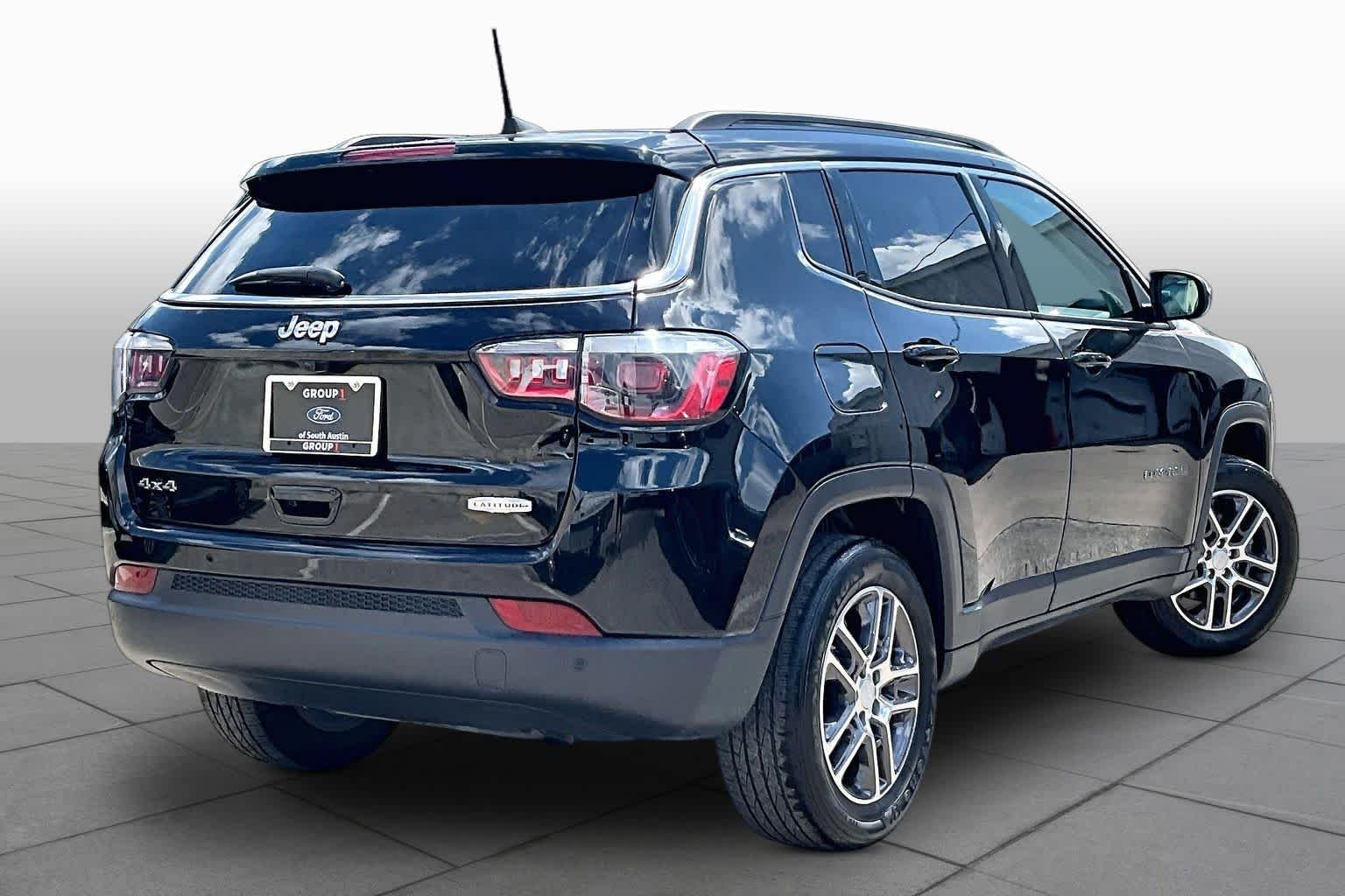 Used 2020 Diamond Black Crystal Pearlcoat Jeep Latitude w/Sun/Safety Pkg image 7