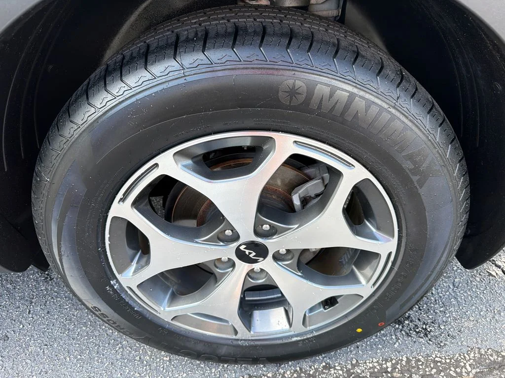 Used 2022 White Kia EX image 20
