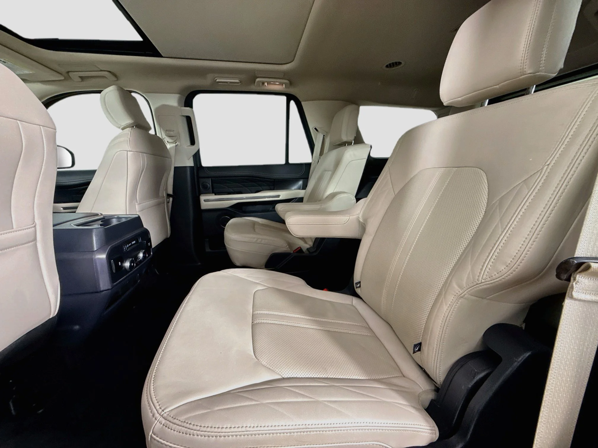 Used 2023  Ford Platinum image 27