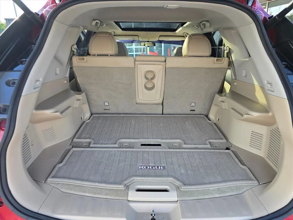Used 2015 Red Nissan SL image 26