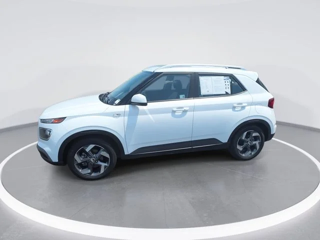 Used 2025 White Hyundai SEL image 4